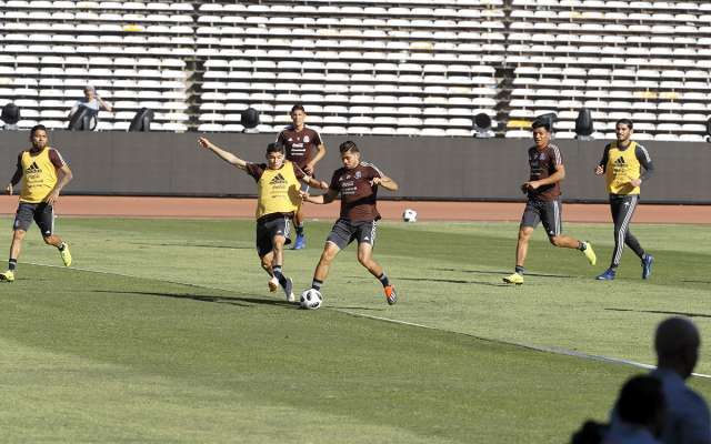 ENTRENAMIENTO. Heny Martín apostó con su compañero águila, el arquero Agustín Marchesín. Foto: MEXSPORT