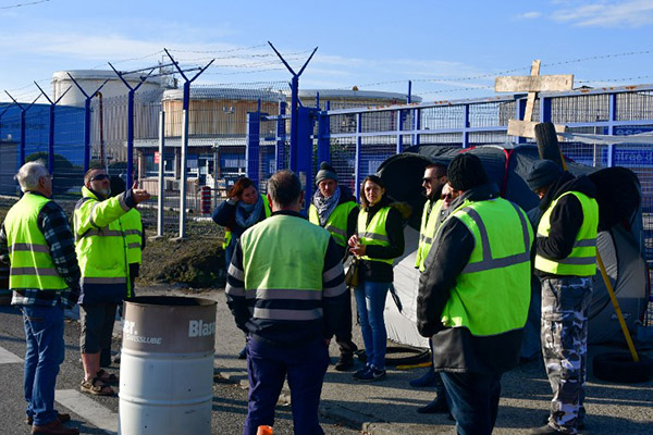 Los convocantes de la protesta ciudadana, no promovida ni por sindicatos ni partidos políticos, llamaron a una gran concentración para el próximo sábado en París.
FOTO: AFP
