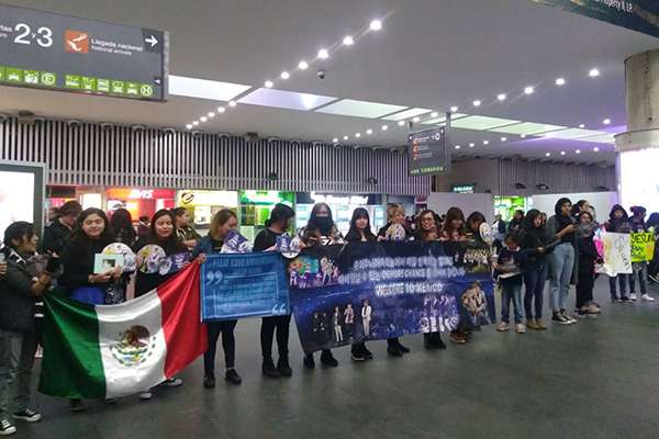El grupo surcoreano llegó al medio día al AICM.
FOTO: TWITTER