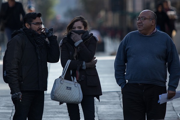 Se recomienda vestir con el método de la cebolla, es decir, cubrirse con varias prendas, pues no sólo calientan mejor que una ropa gruesa sino que la gente se puede acondicionar de acuerdo al lugar donde se esté. Foto: Cuartoscuro
