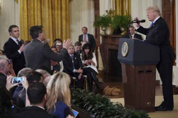 Juez pospone fallo sobre demanda de CNN a la Casa Blanca por pase de periodista