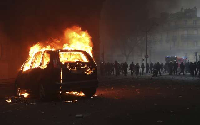 Manifestantes antigubernamentales se enfrentaron ayer a la policía en París.
FOTO: AFP
