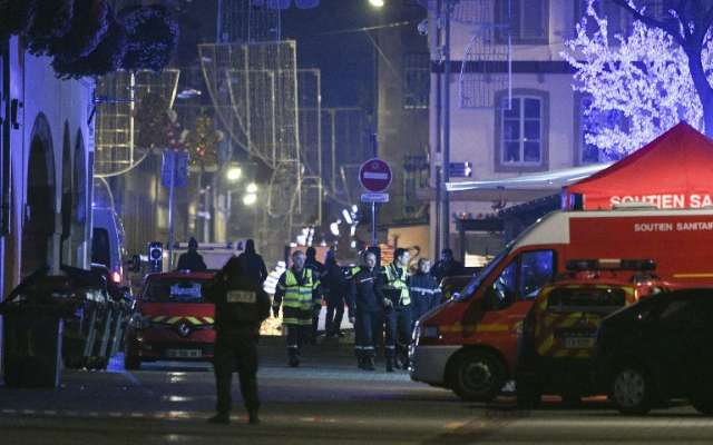 Policías y vehículos de respuesta médica de emergencia se ven en la calle de Grandes Arcades en Estrasburgo, al este de Francia, después de un brote de disparos. Foto: AFP.