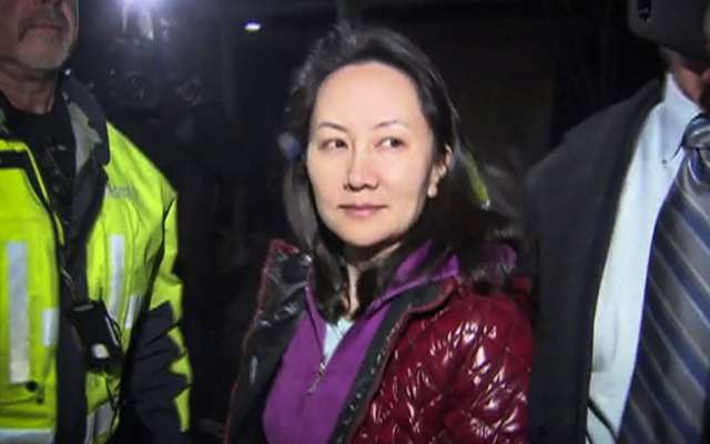 Esta imagen de televisión proporcionada por CTV a AFP muestra al Director de Finanzas de Huawei Technologies, Meng Wanzhou, mientras sale del registro de la corte luego de la audiencia de fianza en los Tribunales Superiores de la Columbia Británica en Vancouver, Columbia Británica. Foto: AFP