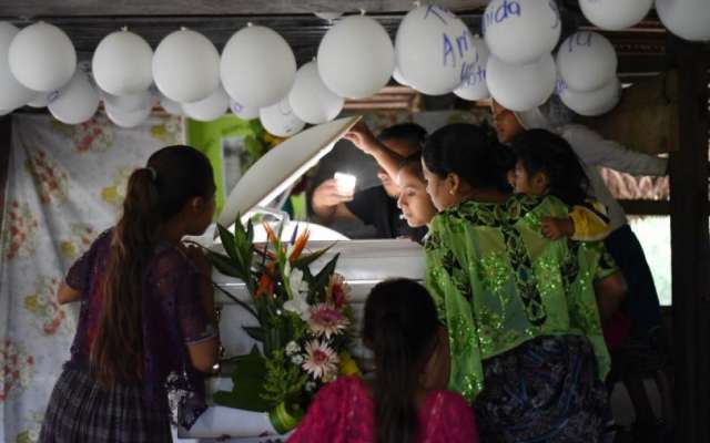 Familiares y amigos se despiden de la pequeña en Guatemala. Foto: AFP