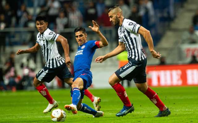 EFECTIVOS. Los mediocampistas de Rayados superaron el planteamiento de Cruz Azul. Foto: MEXSPORT