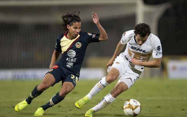 JUVENTUD. Diego Lainez y Alan Mozo participaron en las jugadas de gol, anoche. Foto: MEXSPORT