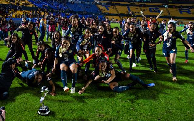 ALEGRÍA. Las americanistas
dieron rienda suelta al festejo, tras haber silenciado El Volcán. Foto: MEXSPORT