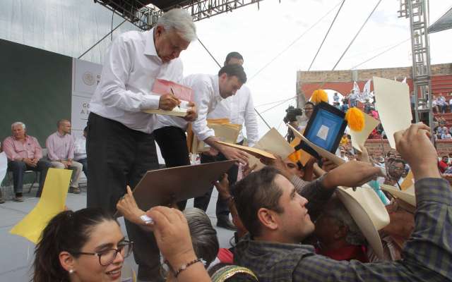 AYUDA. López Obrador
definió las acciones
para los afectados en Nayarit. Foto: Notimex