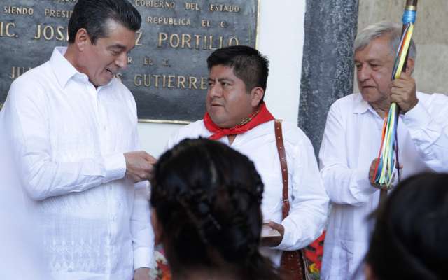 AMLO recibió el Bastón de parte de las distintas etnias indígenas de Chiapas
FOTO: NOTIMEX
