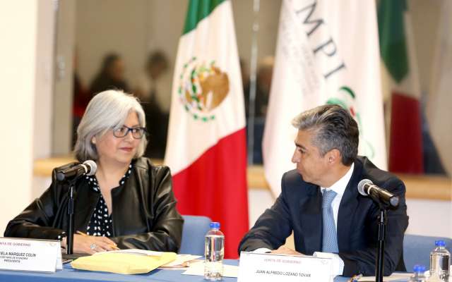 Graciela Márquez Colín, titular
de Economía, y Juan Lozan, director del IMPI. FOTO: NOTIMEX