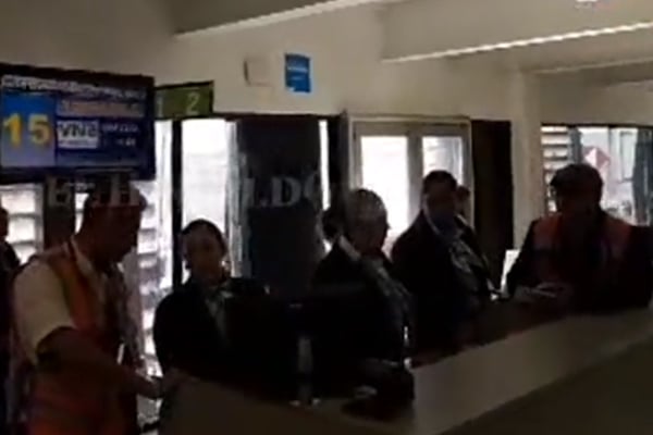 López Obrador viaja en vuelo comercial a Torreón: EN VIVO
