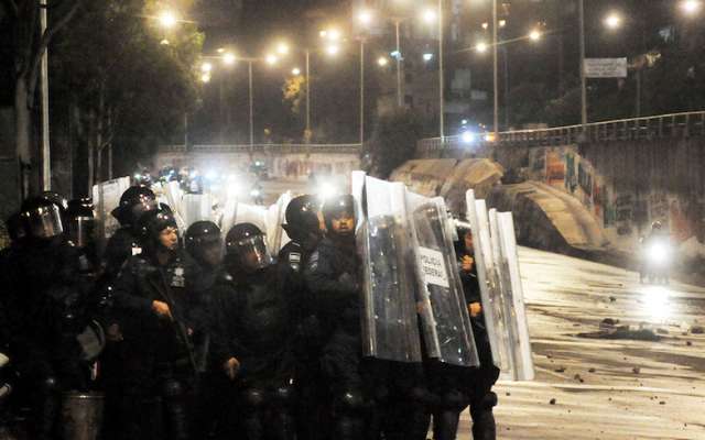 Al no conseguir entablar el diálogo con los manifestantes, la Policía Federal tuvo que aplicar el protocolo de fuerza para recuperar la autopista. Foto: Cuartoscuro