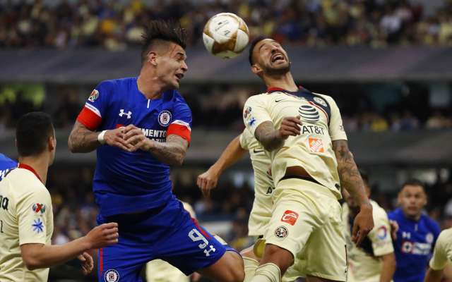 DISPUTA. Caraglio y Aguilera no se dieron tregua el jueves. Foto: AP