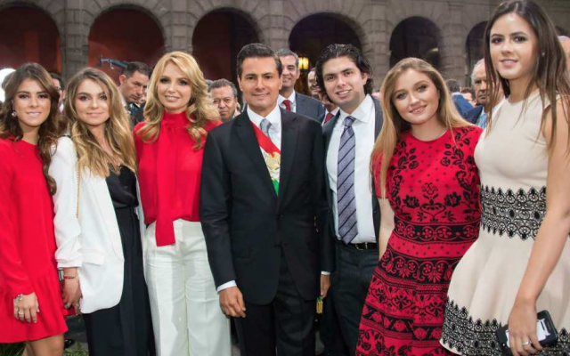 “Gracias a nuestros hijos Paulina, Sofía, Alejandro, Fernanda, Nicole y Regina por su cariño y alegría