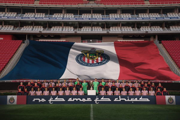 Alan Pulido está en la convocatoria. FOTO: @Chivas