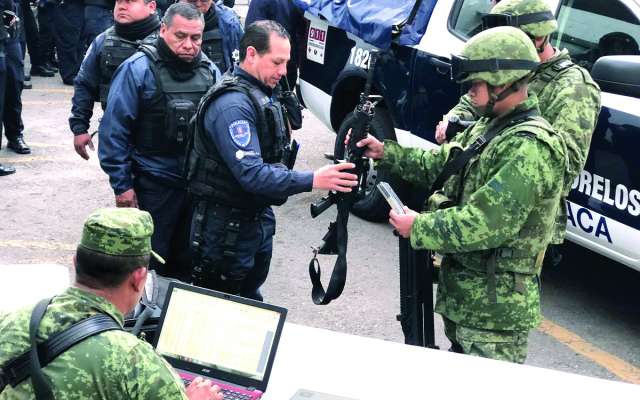 REVISIÓN. Personal de la Sedena verificará
las armas de los policías municipales. Foto: Especial