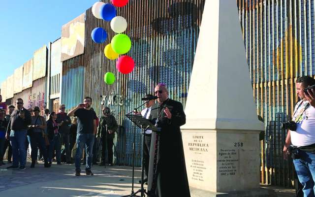 MENSAJE. El obispo de
Tijuana, Francisco Moreno, sostuvo que el ser humano tiene derecho a migrar. Foto: ANA GÓMEZ SALCIDO