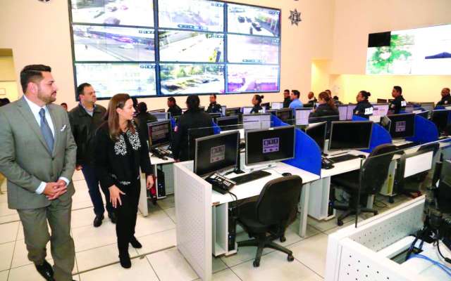 REVISIÓN. La gobernadora inspeccionó la tecnología del Complejo Metropolitano C5 y conversó con el personal. Foto: Especial