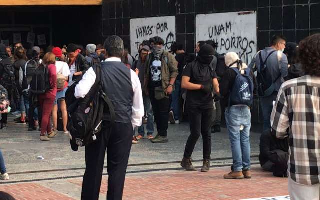 Previamente, alumnos de la Escuela Nacional Preparatoria número 2, se manifestaron para exigir la destitución de la directora del plantel, Isabel Jiménez