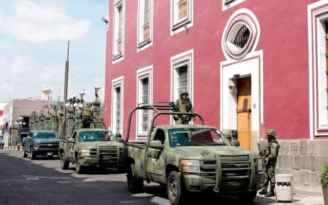 Estos elementos militares se han comenzado a colocar, en el boulevard Vicente Suárez y en la junta auxiliar Zaragoza