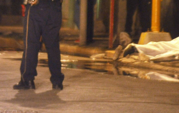 El cuerpo de la víctima, identificada por sus familiares, fue trasladado al anfiteatro ministerial con el fin de realizarle la necropsia