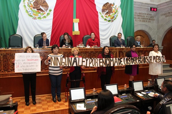La iniciativa de los morenistas fue presentada por el diputado Benigno Martínez y estuvo arropada por todos sus compañeros, quienes tomaron la tribuna para exponer en carteles la llamada “ley Issemym”. Foto: Especial