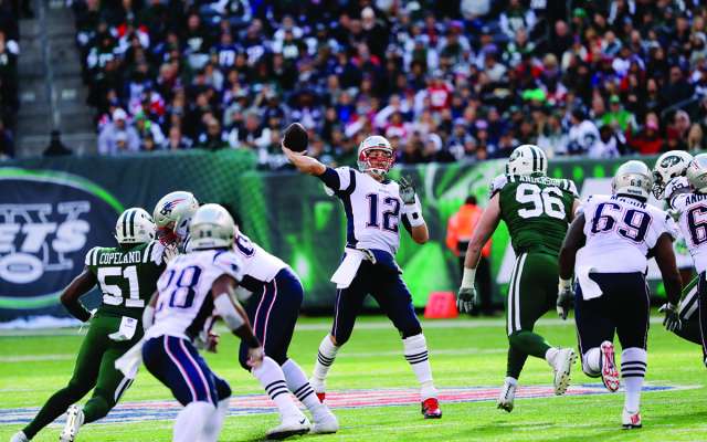 El mariscal Tom Brady quiere su boleto a los playoffs esta tarde ante sus fanáticos. Foto: AP