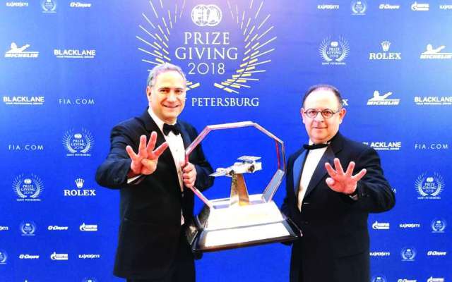 RECONOCIMIENTO. Alejandro Soberón y Federico González recibieron el premio. Foto: Especial
