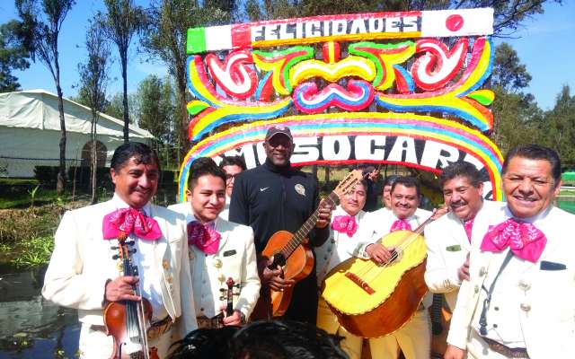 Spenser Haywood y
el mariachi. Foto: IRVING FURLONG