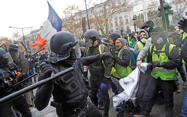 El sábado miles de personas salieron a
manifestarse en contra del gobierno de Macron. Foto: AP