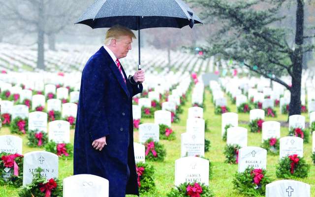 CAMINATA. El presidente Donald Trump visitó ayer el Cementerio Nacional de Arlington, Virginia. Foto: REUTERS