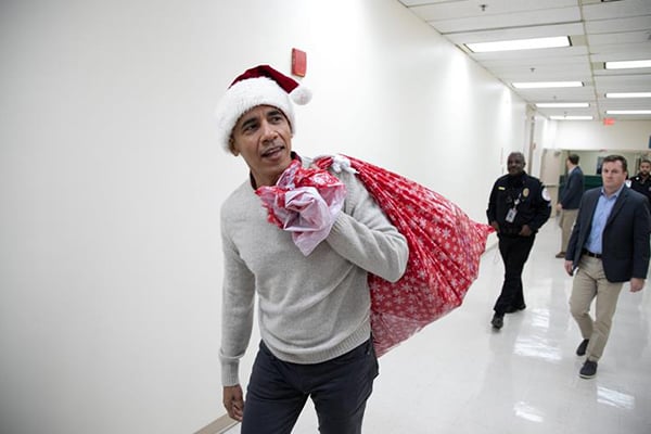 El expresidente no sólo repartió regalos, sino selfies con los niños. FOTO: EFE