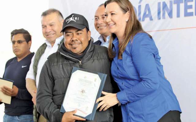 Martha Erika Alonso, entregó certificados de competencia laboral a migrantes poblanos en distintos rubros. Foto: Especial