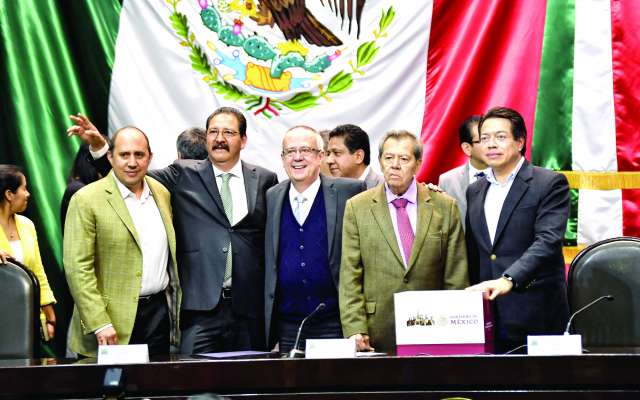 GASTO. Porfirio Muñoz,
presidente de la Mesa
Directiva de la Cámara de Dputado, recibió de manos de Carlos Urzúa el Presupuesto del gobierno federal para el
2019. Foto: : EDGAR LÓPEZ