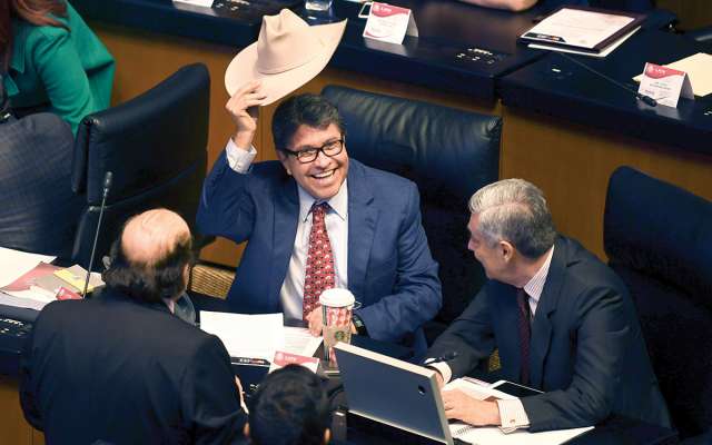 Ricardo Monreal, líder de Morena, ayer durante la sesión se quitó el sombrero. Foto: Leslie Pérez / El Heraldo de México