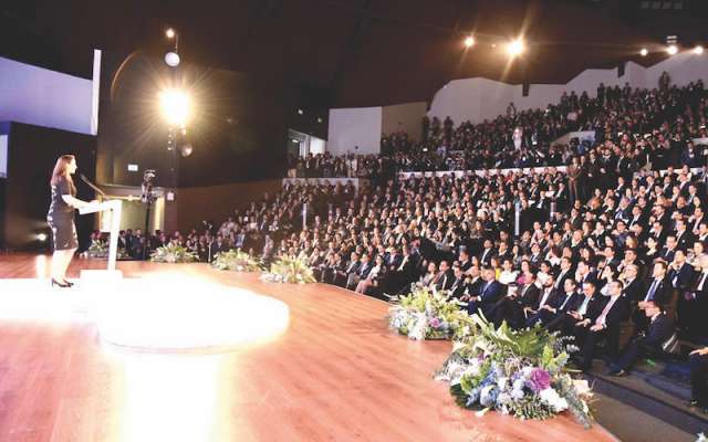 Ante cinco mil personas, la gobernadora expuso sus ejes de trabajo: seguridad, desarrollo social, economía, educación y cultura. Foto: Especial.