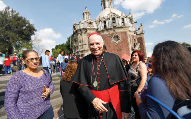 El arzobispo luego de la misa de domingo en la basílica. Foto: Nayeli Cruz / El Heraldo de México.