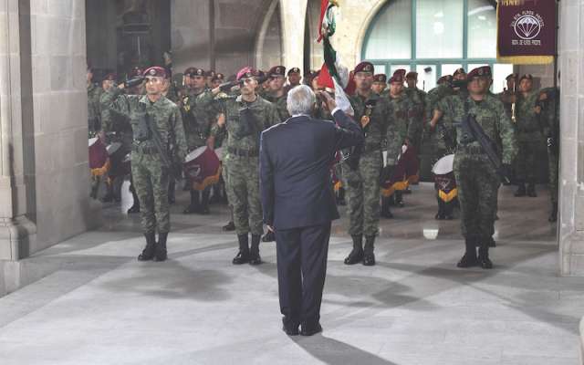 El Presidente de la República a
su llegada a la sede del máximo tribunal del país. Foto: Edgar López / El Heraldo de México