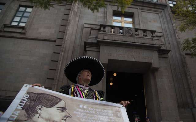 Ciudadanos realizaron protesta y plantón frente a instalaciones de la Suprema Corte de Justicia de la Nación (SCJN) contra los salarios y privilegios de magistrados y jueces en el Poder Judicial. FOTO: ILSE HUESCA /CUARTOSCURO.COM