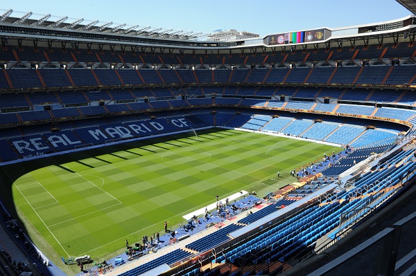 DETALLES. El Estadio Santiago
Bernabéu se alista para recibir el duelo entre Boca Juniors y River Plate. Foto: AFP