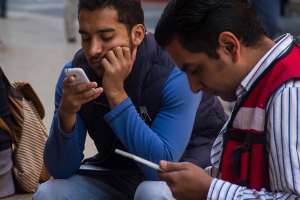 Como toda adicción, el uso del celular de manera desmedida podría provocar daños físicos y psicológicas. Foto: Archivo | Cuartoscuro