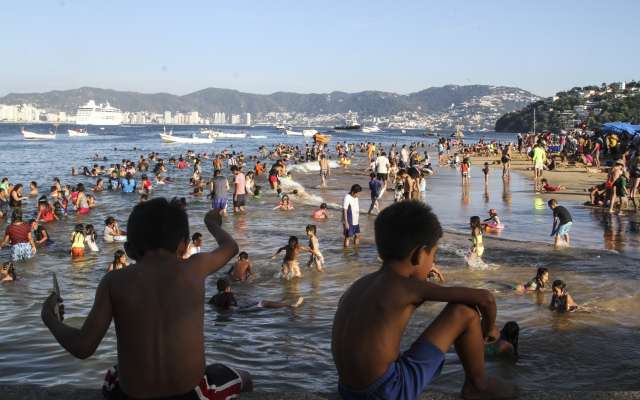 Miles de vacacionistas disfrutan del sol, mar y playa, a unos días del fin de año. FOTO: BERNANDINO HERNÁNDEZ /CUARTOSCURO.COM