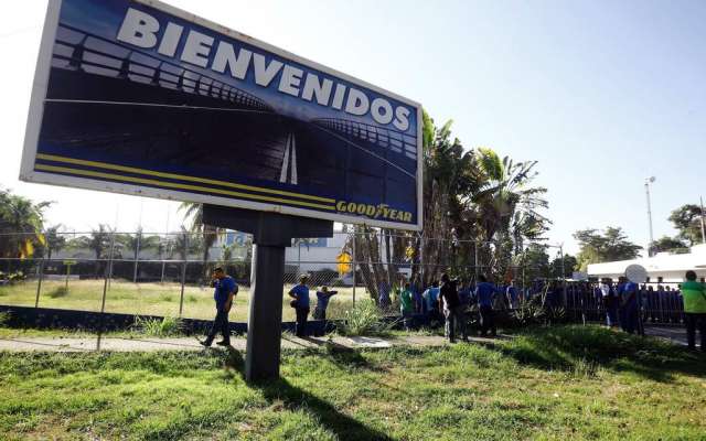Un anuncio de Goodyear en Los Guayabos, Venezuela. La filial venezolana de la multinacional de neumáticos anunció este lunes el cese de sus operaciones. Foto: AP
