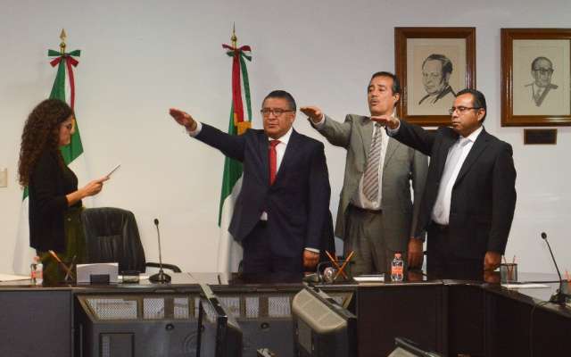 Luisa María Alcalde, secretaria del Trabajo toma protesta a los nuevos funcionarios de la dependencia. Foto: Especial.