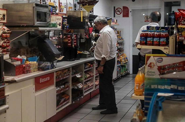 Los trabajadores del lugar no dudaron en pedirle selfies al mandatario federal durante su visita a la tienda ubicada en Nayarit.