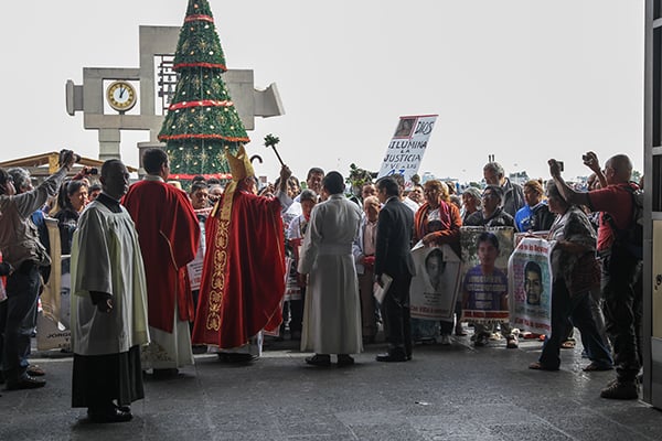 Por cuarto año consecutivo, los padres de los normalistas realizan esta peregrinación a la Basílica de Guadalupe, donde fueron recibidos por el Obispo de Chilpancingo Guerrero, Salvador Rangel Méndez.
FOTO: NOTIMEX