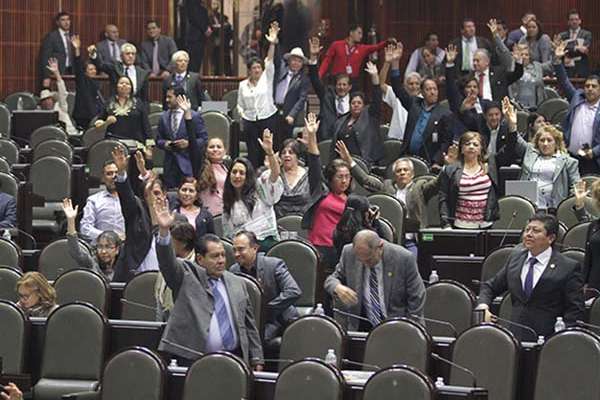 Con el rechazo de las bancadas del PAN, PRD y Movimiento Ciudadano (MC), el pleno de la Cámara baja avaló en lo general, con 341 votos, la ley que permitirá la operación del Fiscal.
FOTO: NOTIMEX