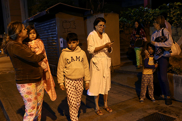 En la capital, Caracas, habitantes bajaron de los edificios tras la sacudida. Se sintieron al menos 20 réplicas, la más alta de magnitud 4,8, de acuerdo a informes del Funvisis. FOTO: REUTERS