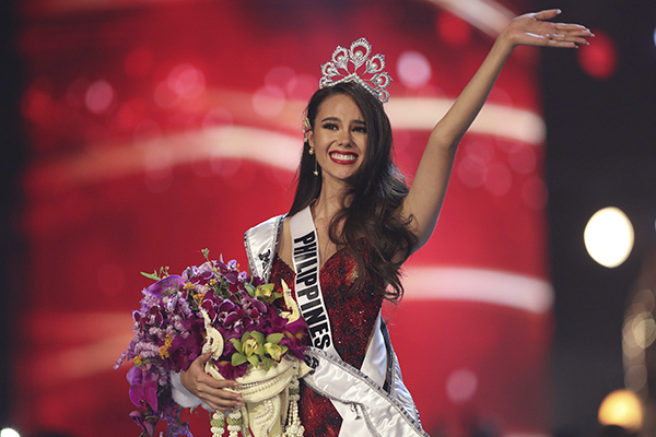 La belleza filipina obtuvo la tiara de manos de su predecesora, la sudafricana Demi-Leigh Nel-Peters. FOTO: REUTERS